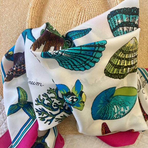 SHELLS, fun vintage square scarf - Picture 7 of 9